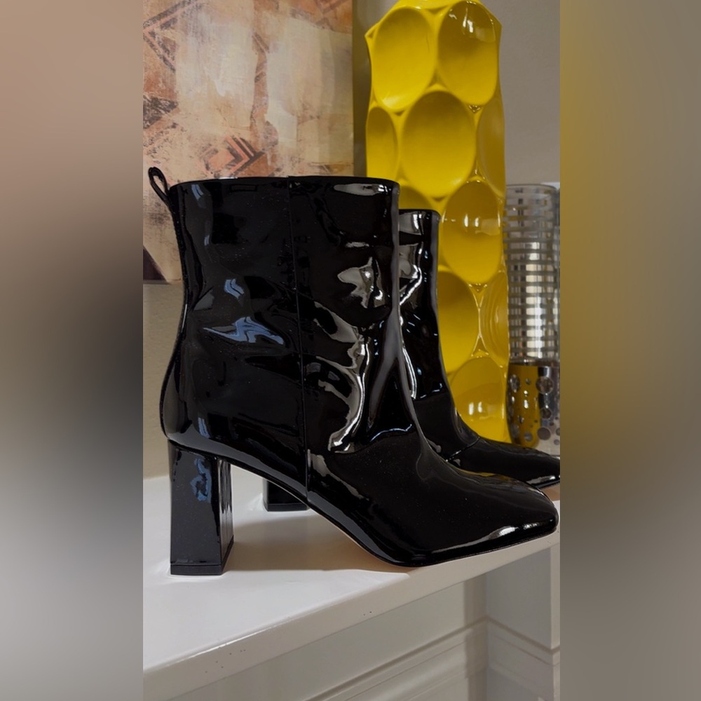 New in box Good American Patent Leather Boots